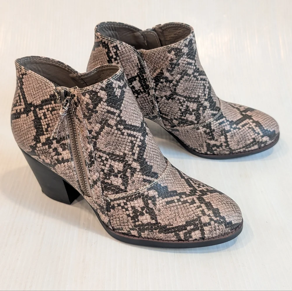 BARETRAPS Cacie Tan & Black Snakeskin Faux Leather Ankle Boots Size 8.5
